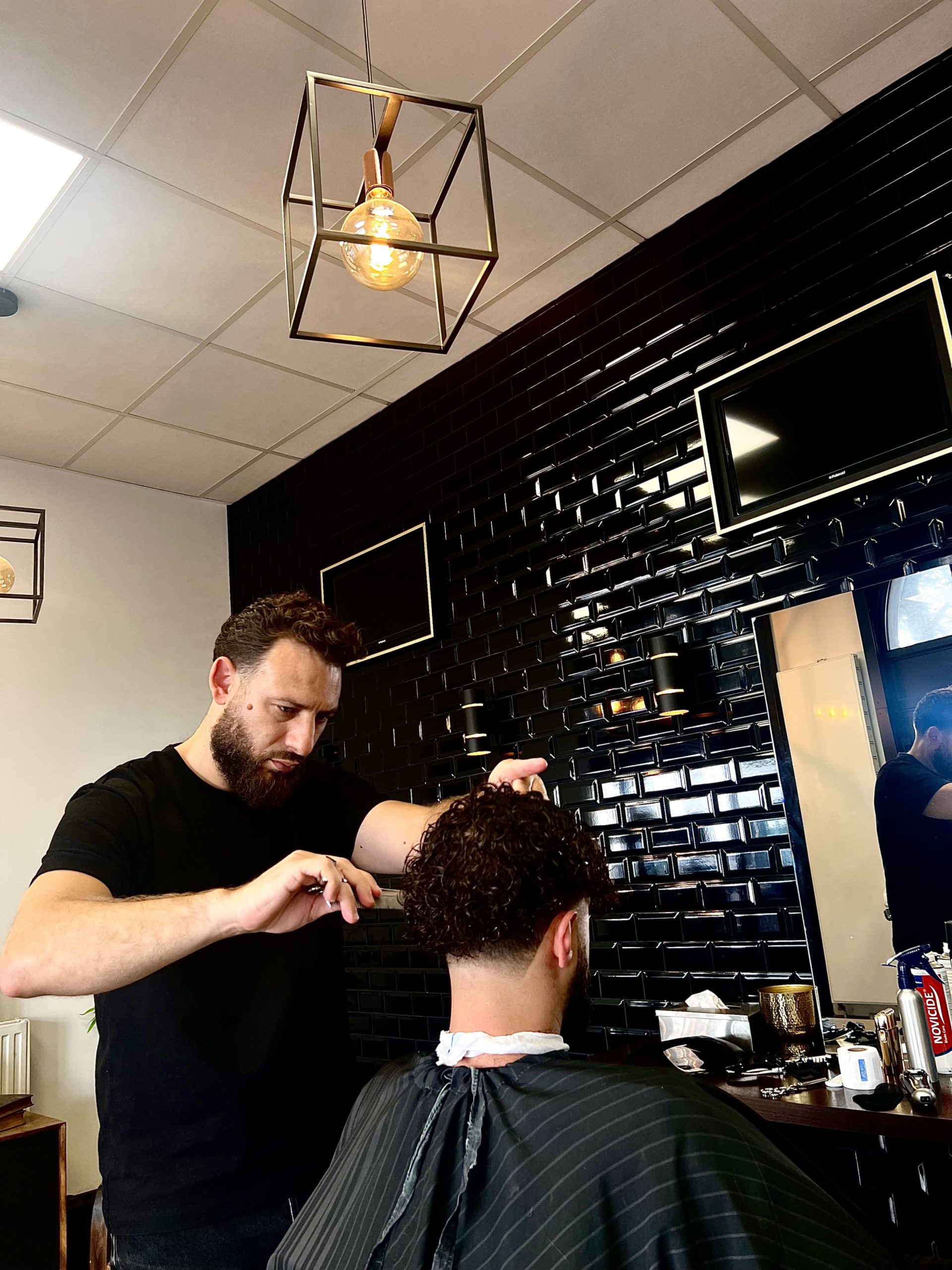 Barbier For Men en pleine coupe homme au salon